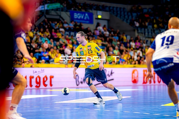 Dribbling Olle Forsell-Schefvert (25;Rhein Neckar Löwen) gegen David Cyrill Akakpo (19;1. VfL Potsdam)