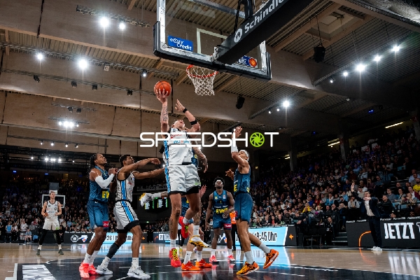 Spielaktion mit Nelson Martin (10; Veolia Towers Hamburg) am Korb