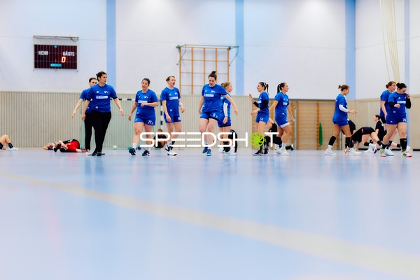 Spielerinnen wärmen sich auf