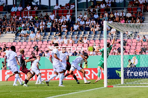 Duell am Tor im Pokalspiel