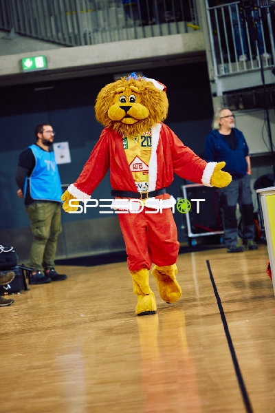 Das Maskottchen der Rhein Neckar Löwen läuft in einem Weihnachtskostüm über das Spielfeld.