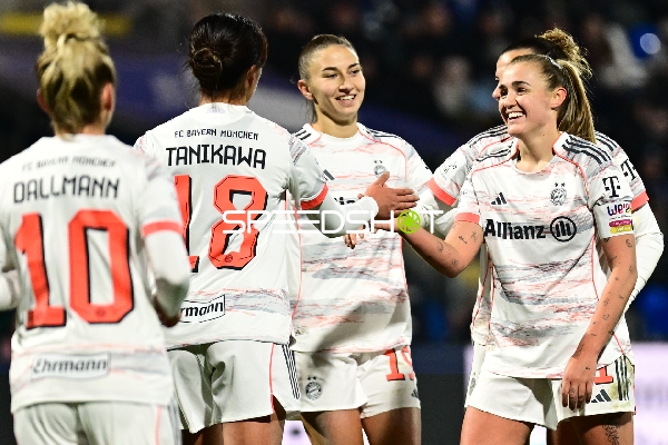 Spielerinnen feiern gemeinsam