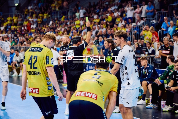 Diskussion nach einem Foul, Schiedsrichter zeigt eine Entscheidung an.