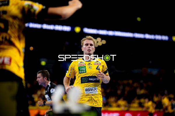 Mathias Larson (4; Rhein Neckar Löwen) positioniert sich