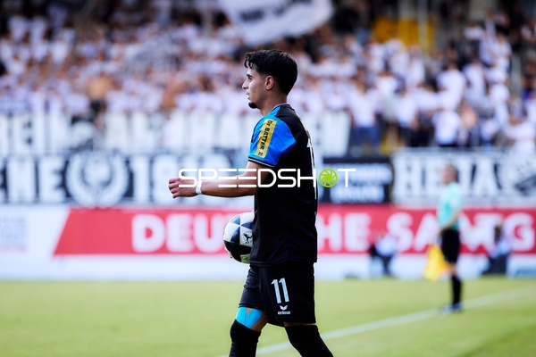 Spieler Ismail Harnafi (11; FSV Frankfurt) mit Ball