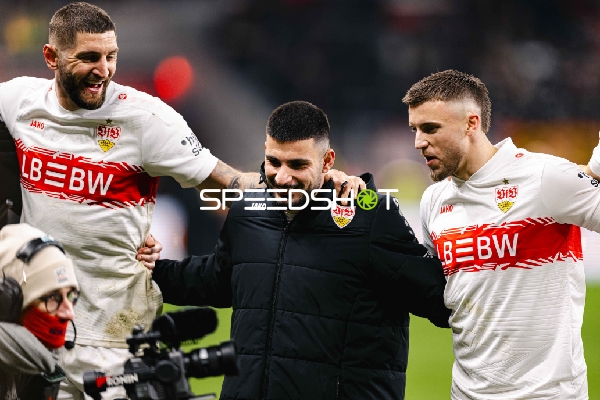 Spieler feiern gemeinsam