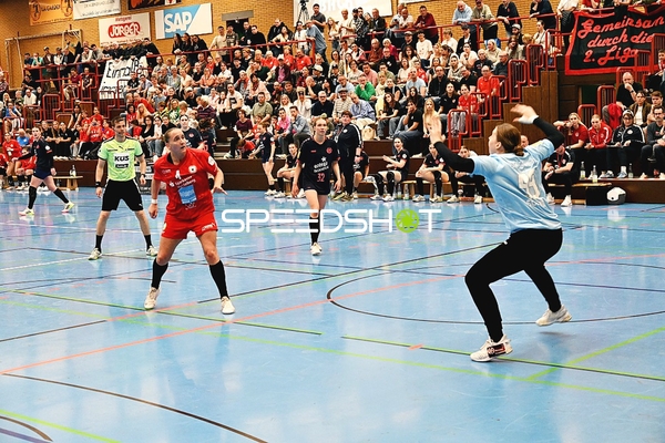 Dynamischer Angriff im Handballspiel
