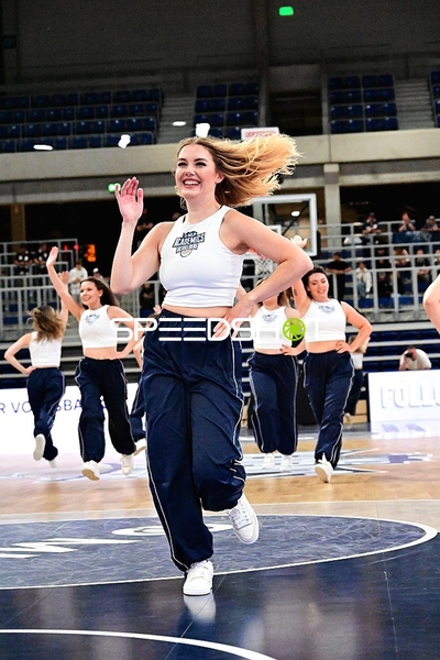 Cheerleader tanzen auf Court