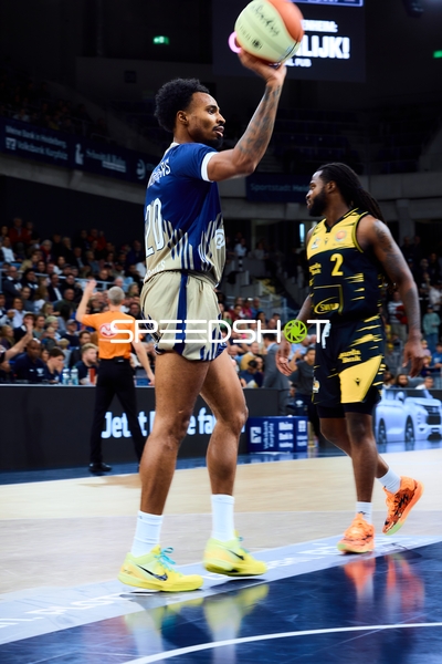 Michael Weathers (20; MLP Academics Heidelberg) gegen Tray Buchanan (2; MHP Riesen Ludwigsburg)