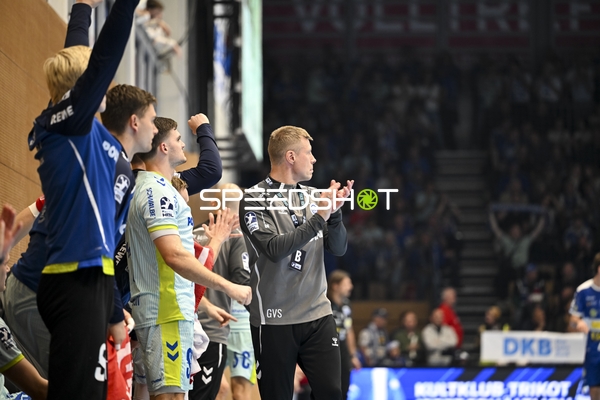 Trainer Gudjon Sigurdsson (900; VfL Gummersbach) klatscht