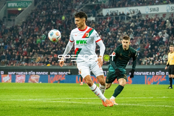 Spieler mit Ball und Verteidiger