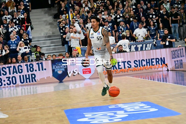 Eli Brooks (55; Gladiators Trier) dribbelt