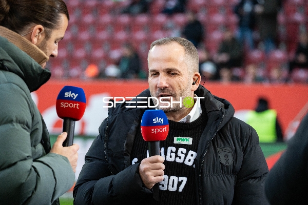 Trainer Manuel Baum vom FC Augsburg im Interview vor dem Spiel