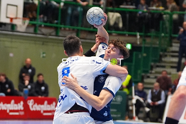 Frederik Simak (8; TBV Lemgo) und Noah Beyer (2; Bergischer HC) im Zweikampf