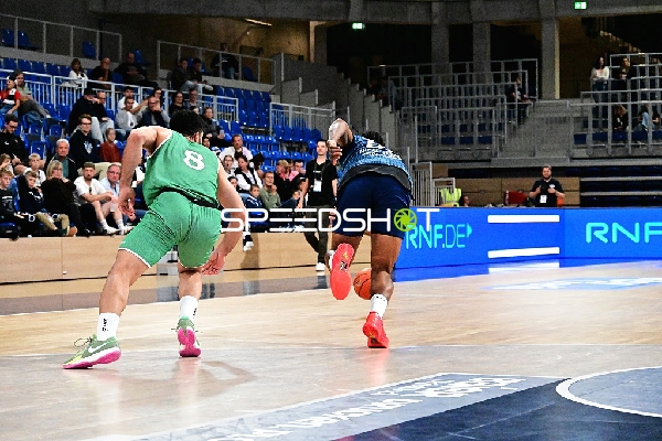 Spieler kämpfen um Ball