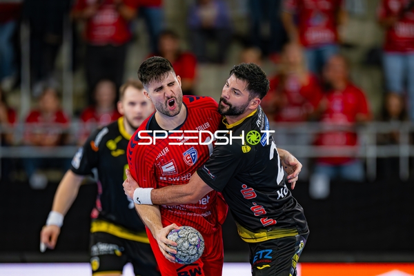 Juan De la Pena (13; SG BBM Bietigheim) wird verteidigt