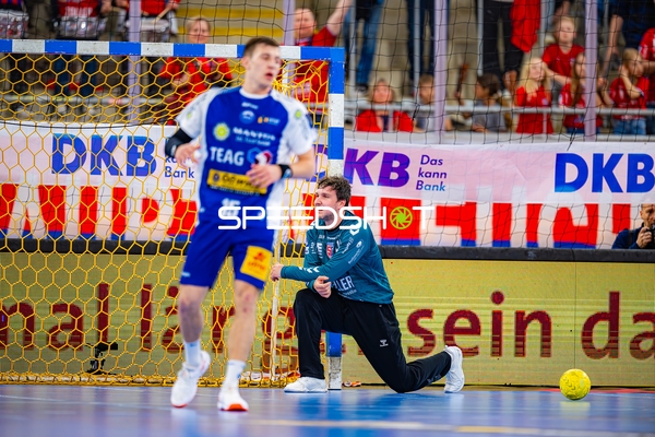 Daniel Rebmann (94, SG BBM Bietigheim) kniet am Pfosten