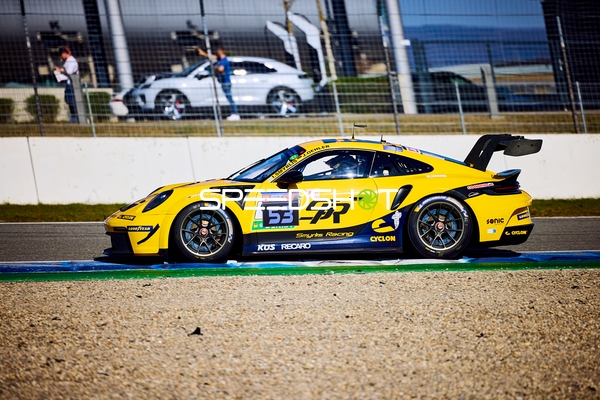 Rennfahrzeug Nummer 53 auf der Strecke