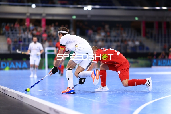Nicolas Proske (7; Deutschland) am Ball gegen 9; Schweiz