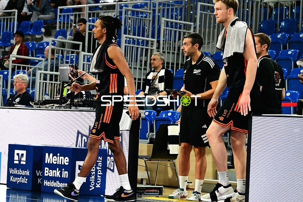 Spieler und Trainer an Seitenlinie