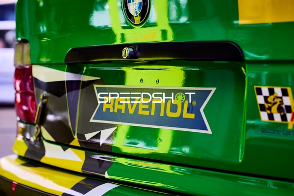 Fokus auf Ravenol Rennwagen während Rennveranstaltung