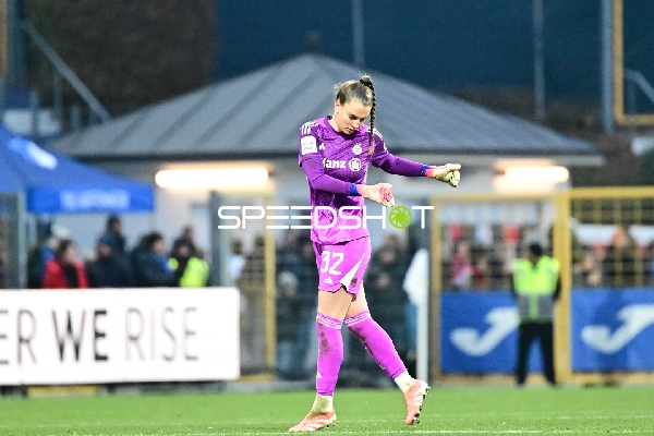 Torwart Ena Mahmutovic (32; FC Bayern München) in Aktion