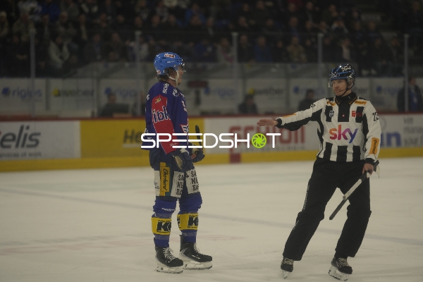 Mischa Ramel (14; EHC Kloten) vor Schiedsrichter