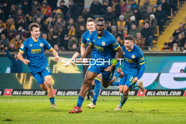 Jubelnde Spieler von Eintracht Braunschweig