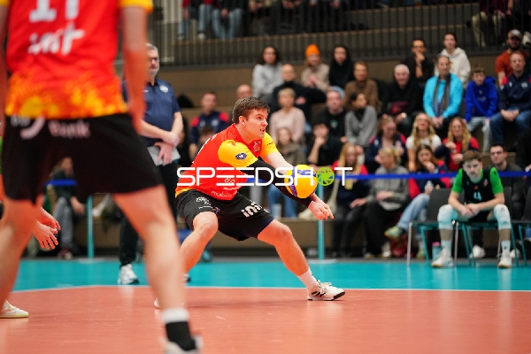 Alexander Benz (16; BADEN VOLLEYS SSC Karlsruhe) mit Annahme