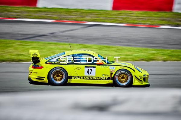 Rennfahrzeug auf der Rennstrecke