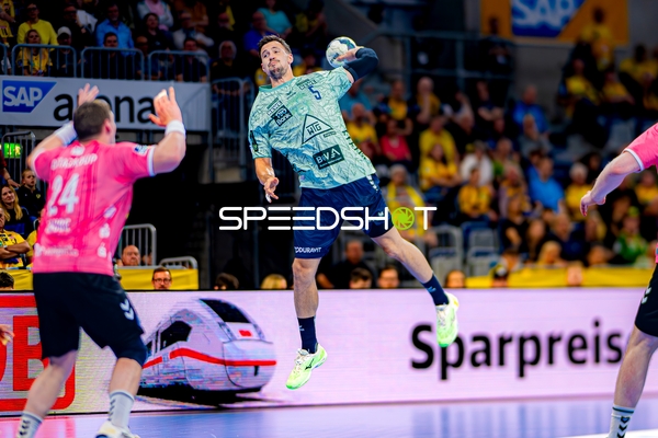 Wurf auf das Tor von Ivan Martinović (5; Rhein Neckar Löwen)