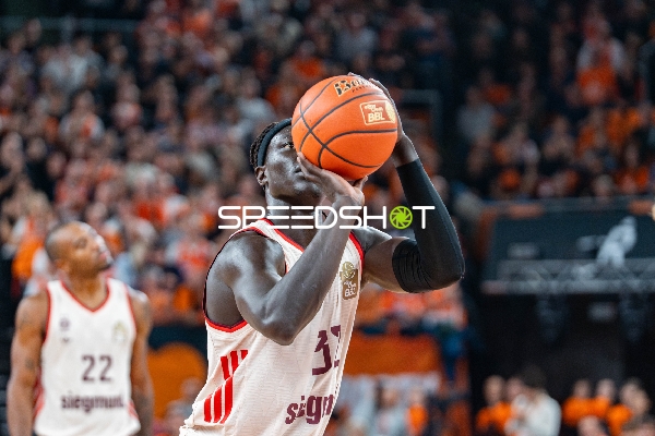 Rokas Jokubaitis (31; FC Bayern Basketball) beim Wurf