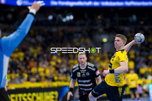 Haukur Thrastarson (25; Rhein Neckar Löwen) und Maciej Gebala (77; HC Erlangen) in Aktion