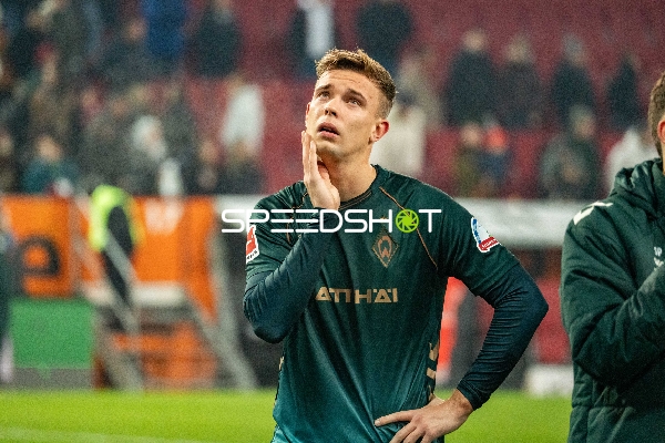 Nachdenklicher Spieler Keke Topp (42; SV Werder Bremen)