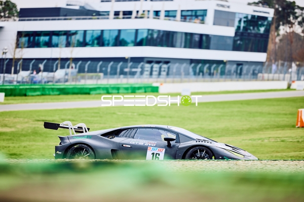 Rennwagen auf der Strecke in Hockenheim