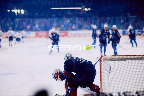 Abwehraktion von Adler Mannheim Torwart