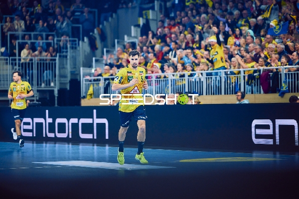 Spieler von Rhein Neckar Löwen läuft auf das Spielfeld.