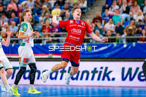 Wurf Till Hermann (41;SG BBM Bietigheim) gegen Andreas Flodman (9;Frisch Auf Göppingen)