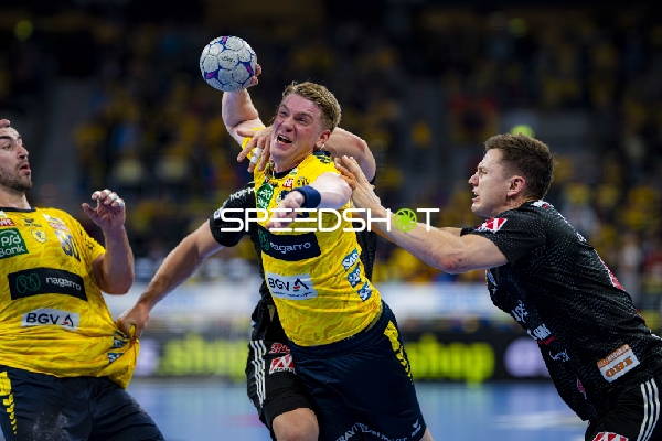 Haukur Thrastarson (25; Rhein Neckar Löwen) und Christoph Steinert (44; HC Erlangen) im Zweikampf