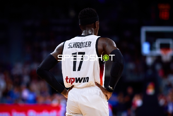 Dennis Schröder (17; Deutschland) auf dem Court