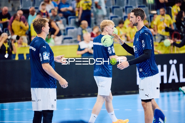 Spieler wärmen sich vor dem Handballspiel auf