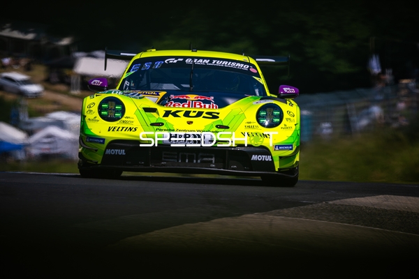 Rennfahrzeug auf der Rennstrecke