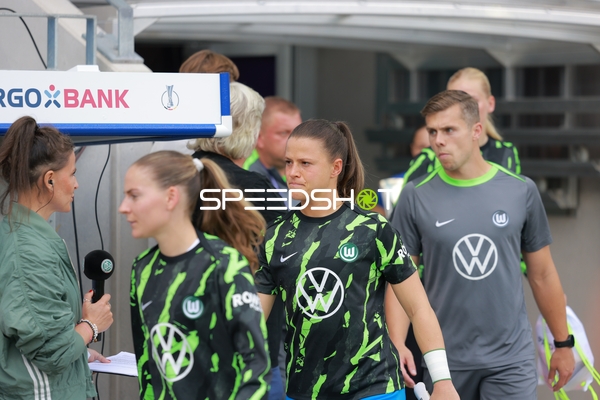 Spielerinnen betreten Spielfeld