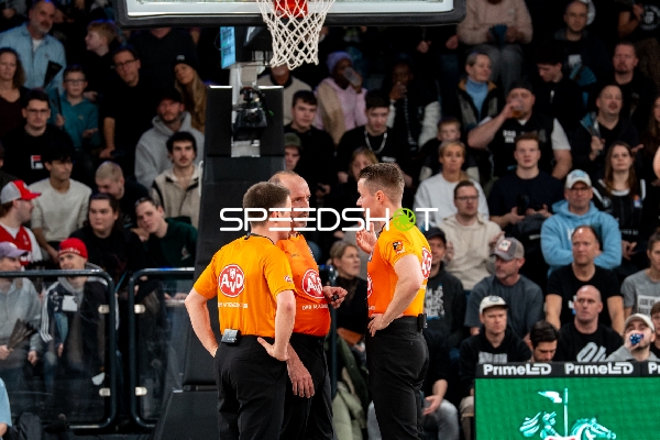 Schiedsrichter-Diskussion in der Arena