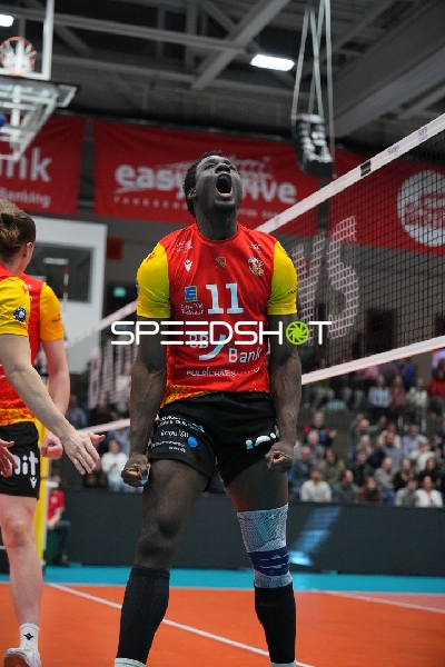 John Obi (11; BADEN VOLLEYS SSC Karlsruhe) jubelt