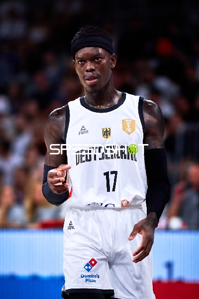 Dennis Schröder (17; Deutschland) auf dem Court