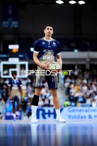 Dusan Neskovic (7; MLP Academics Heidelberg) am Freiwurf