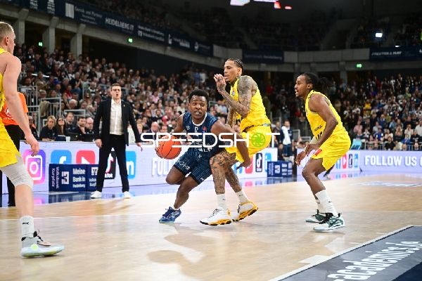 Spielaktion mit Michale Kyser (12; EWE Baskets Oldenburg) und DJ Horne (0; MLP Academics Heidelberg)