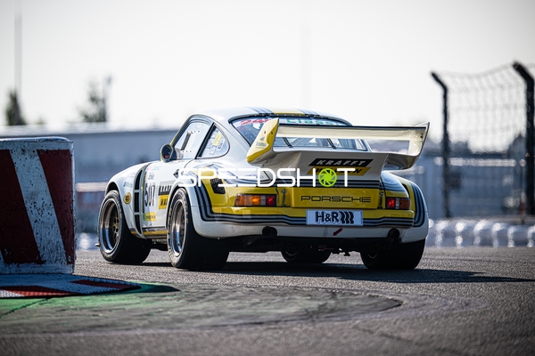 Klassischer Porsche 911 auf der Rennstrecke