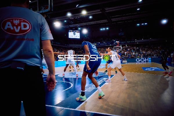 Offensive Spielsequenz unter dem Korb